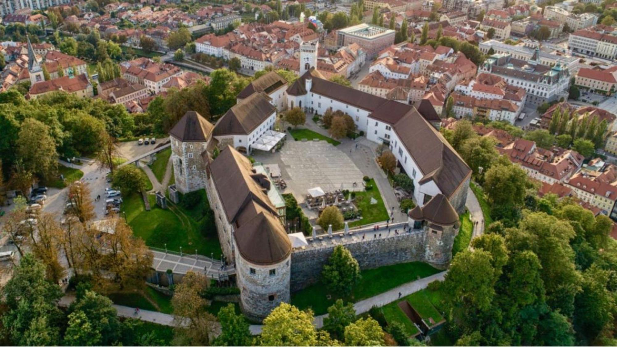 Intercontinental - Ljubljana, An Ihg Hotel Exterior photo Aerial view of the castle